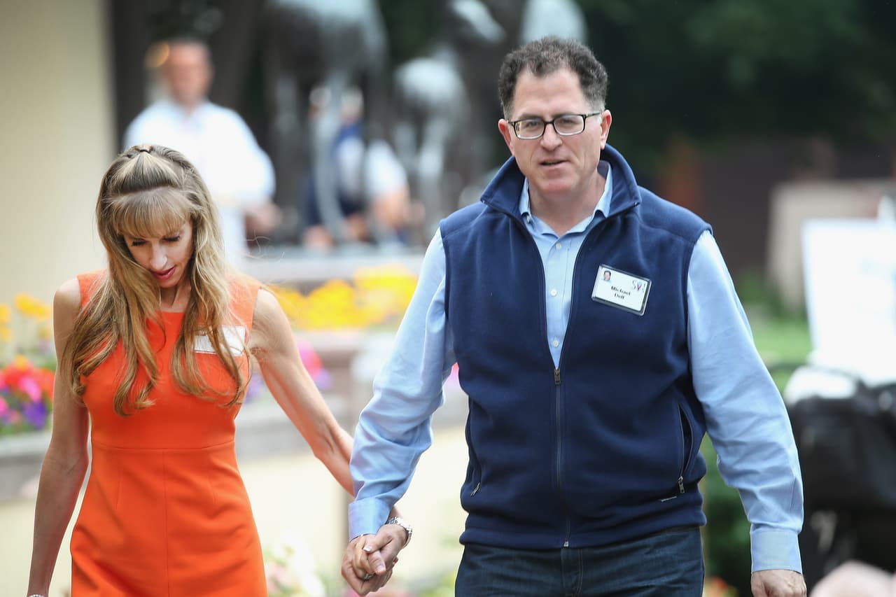 <b>Puesto 22. Michael y Susan Dell</b>
<br>
<br>Donaciones de por vida: 2,300 millones de dólares.
<br>
<br>Porcentaje del patrimonio neto donado: 5.3%.
<br>
<br>Patrimonio neto: 40,400 millones de dólares.
<br>
<br>Enfoque de sus aportes: alivio de la pobreza, educación.
<br>
<br>El fundador de Dell Technologies y su esposa aportan principalmente a través de una fundación que lleva su nombre. Sus causas incluyen la salud infantil, la estabilidad económica familiar y la educación. Otras contribuciones han ayudado a proyectos comunitarios en Sudáfrica e India. El año pasado, la fundación donó 100 millones de dólares para combatir el covid-19.
<br>