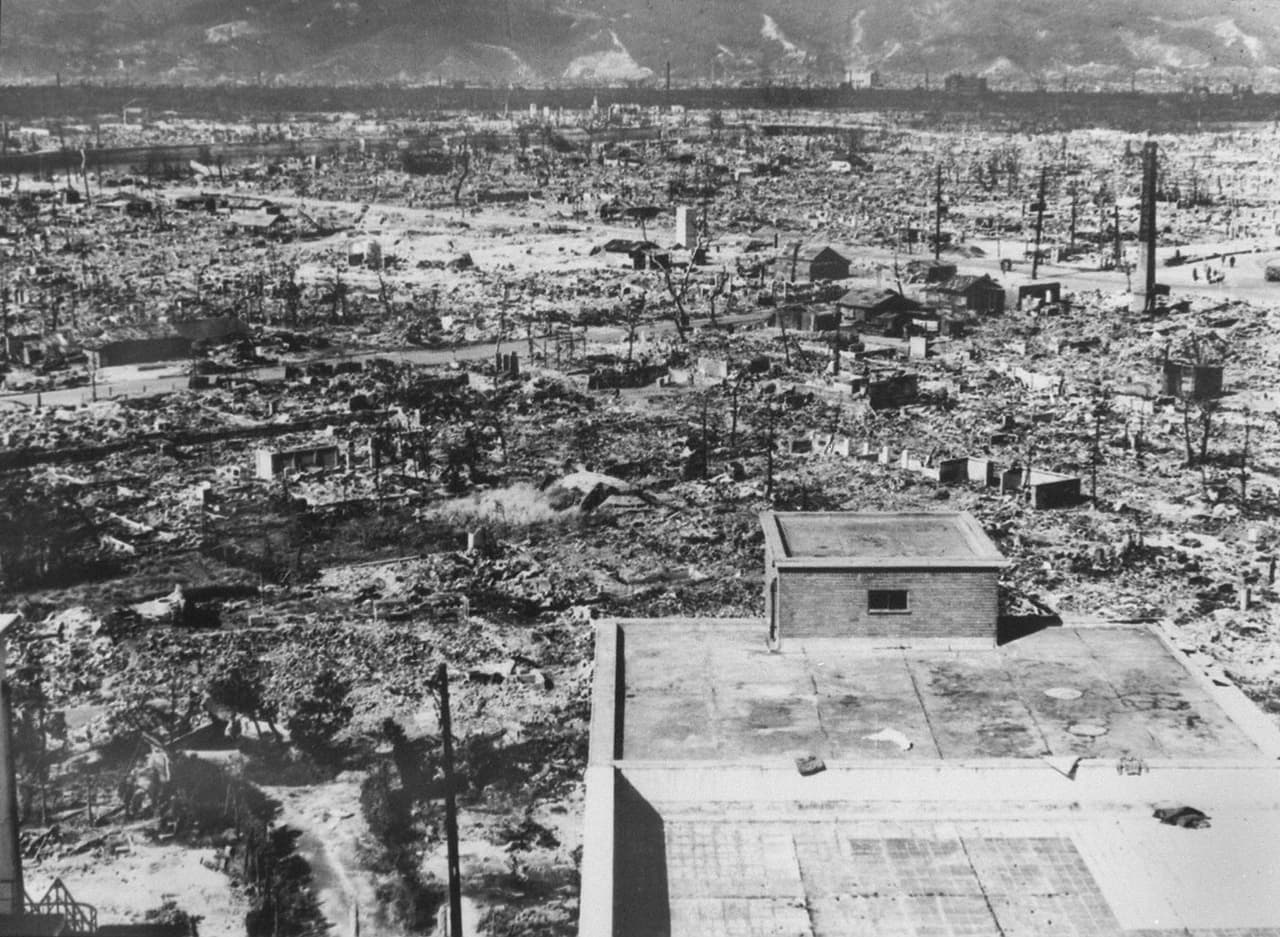 <b>Nagasaki</b> 
<b>tenía una población de 195,000 antes de los ataques.</b> Tras ellos murieron
<b> </b>39,000 personas. 25,000 resultaron heridos, para un total de afectados de
<b> </b>64,000.
<br>