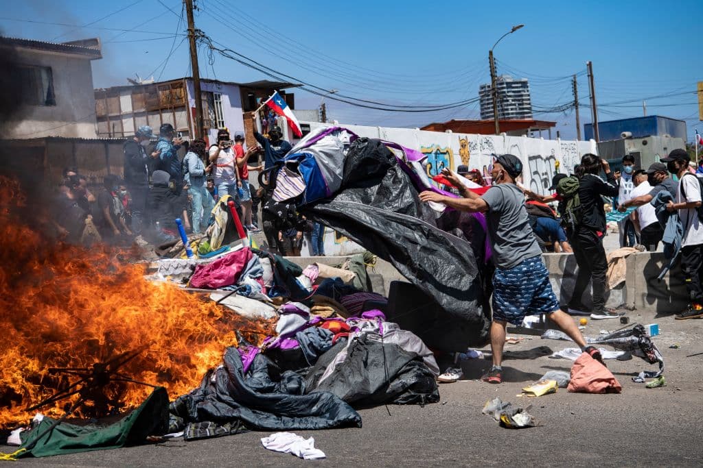 Los manifestantes chilenos, que llegaron a ser entre 3,000 y 5,000 según las distintas estimaciones, 
<b>prendieron fuego a las carpas </b>donde pernoctan los migrantes en Iquique y también a 
<a href="https://elpais.com/internacional/2021-09-26/colchones-y-juguetes-de-venezolanos-sin-techo-quemados-tras-una-marcha-contra-la-inmigracion-en-chile.html" target="_blank">sus escasísimas posesiones básicas como mantas, ropa o pañales para bebés.</a>
<br>