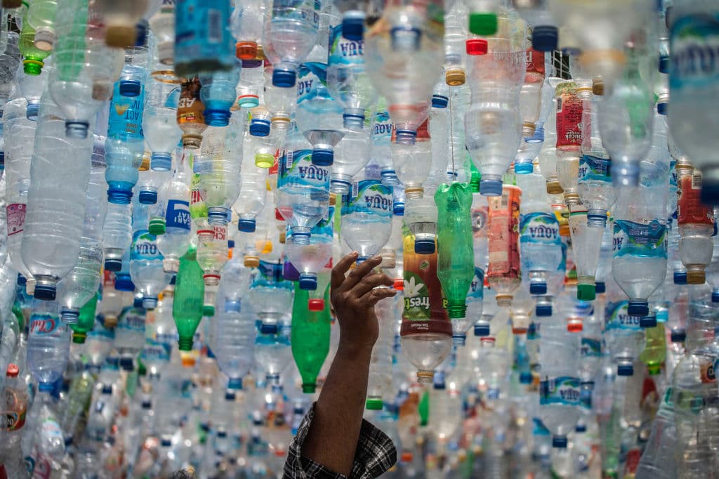 La organización sostuvo que este problema ecológico: "supondrá una amenaza para el medio ambiente y los seres humanos. 
<b>Tenemos que dejar de usar plástico de un solo uso".</b>