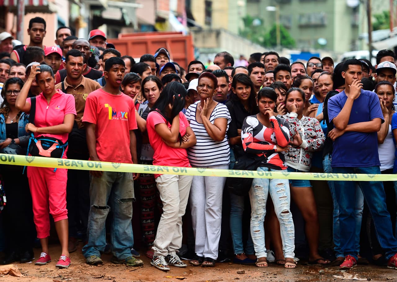 Además de los fallecidos por la represión en las protestas, el ministro de Comunicación venezolano, Ernesto Villegas, confirmó la muerte de 12 personas entre el jueves y viernes en El Valle, al suroeste de Caracas, y otra en el barrio de Petare, al este de la capital. Según Villegas, el balance incluye tres muertos por armas de fuego y nueve personas que fallecieron electrocutadas "durante el saqueo a una panadería".