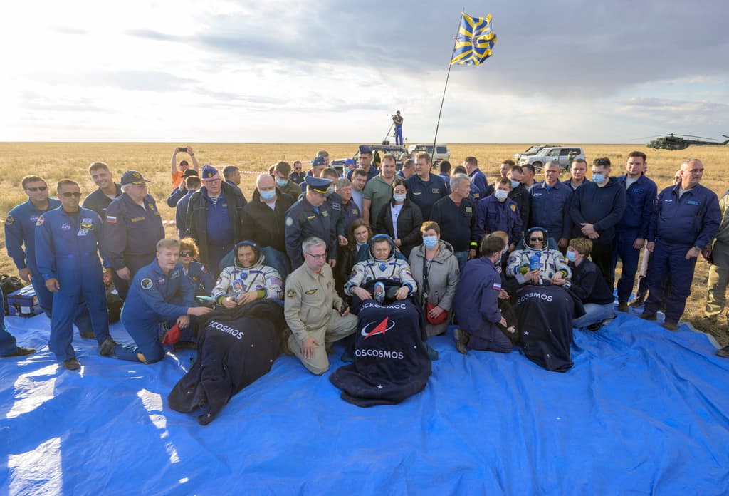 El astronauta de la NASA Frank Rubio a la izquierda, los cosmonautas rusos Sergey Prokopyev, en el centro, y Dmitri Petelin están sentados en sillas fuera de la nave espacial Soyuz MS-23.La expedición 70 ya está en marcha en la estación espacial, según anunció la NASA.
