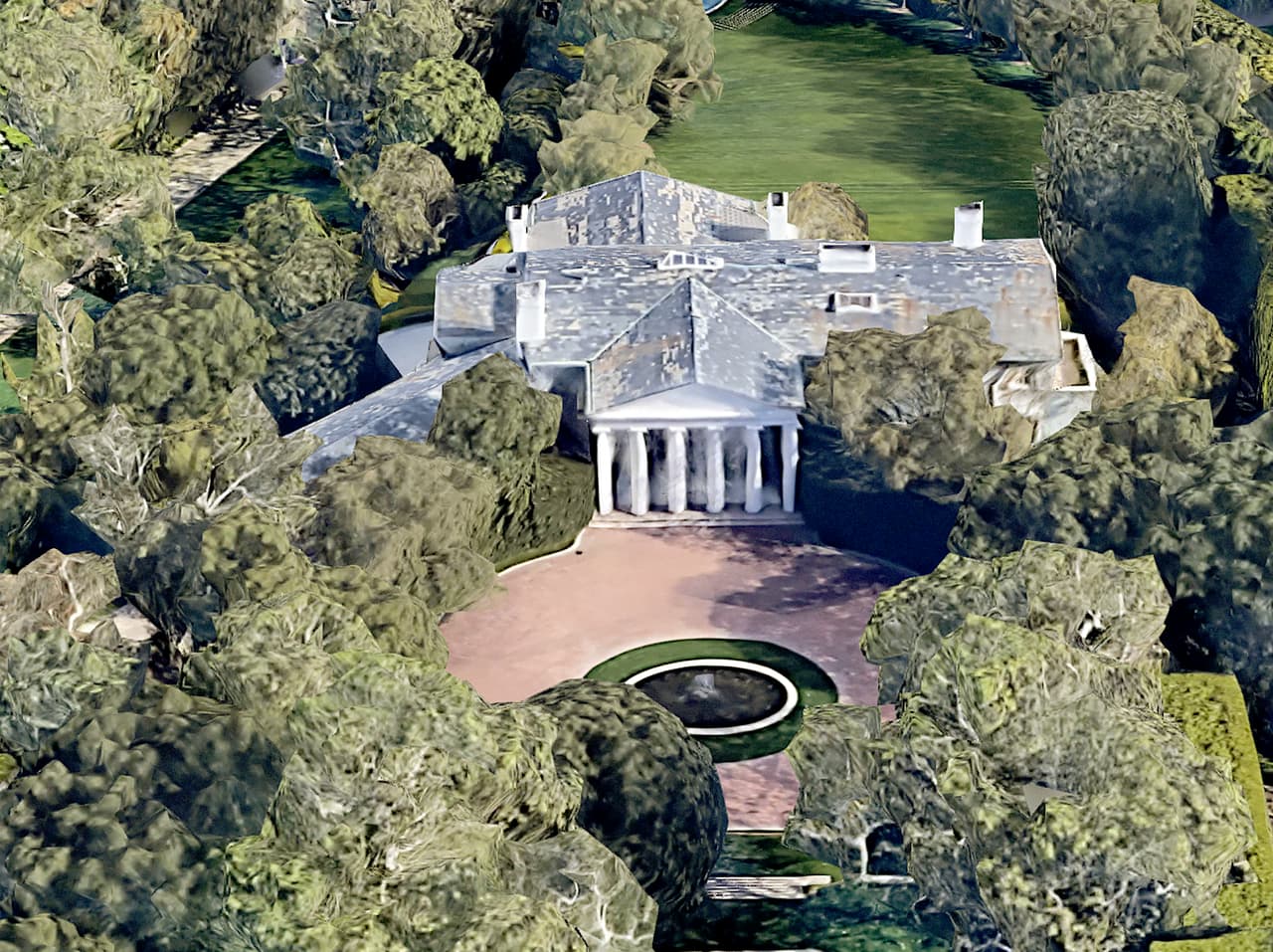 <b>Puesto 2. Mansión Warner Estates, en Los Ángeles, California: 165 millones de dólares. </b>Jeff Bezos, 
<a href="https://www.univision.com/noticias/dinero/estos-son-los-10-mayores-multimillonarios-del-mundo-y-el-primero-es-tambien-el-hombre-mas-rico-de-la-historia-fotos-fotos">el hombre más rico en la historia de la humanidad</a>, compró la propiedad más cara que se haya vendido alguna vez en Los Ángeles, California. El CEO de Amazon desembolsó en febrero de 2020 unos 165 millones de dólares por la mansión Warner Estates, una villa diseñada en 1930 como residencia del primer presidente de los estudios Warner Bros. Entre otras lujos, esta casa cuenta con su propio campo de golf de nueve hoyos.