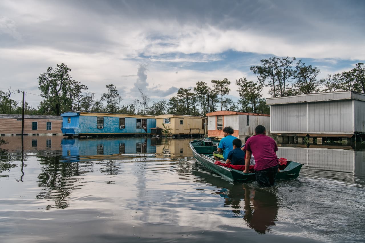 El informe 
<i>Atlas of Disaster</i>, elaborado por la organización Rebuild by Design, calculó que el 90% de los condados de Estados Unidos ha experimentado un desastre natural causado por 
<a href="https://www.univision.com/noticias/siete-verificaciones-dia-internacional-contra-cambio-climatico">el cambio climático</a> entre 2011 y 2021. De acuerdo con el informe, el 93% de la población del país ha sido afectada. 
<br>
<br>La organización, que se dedica a ayudar a las comunidades afectadas por desastres, calculó que estos
<b> han generado costos a los contribuyentes por más de 740,000 millones de dólares</b>. El informe se elaboró basándose en los datos de contratistas que trabajan de cerca con la Agencia Federal de Manejo de Desastres (Federal Emergency Management Agency, FEMA). Estos son los 10 estados que han experimentado las mayores pérdidas por desastres naturales. 
<br>