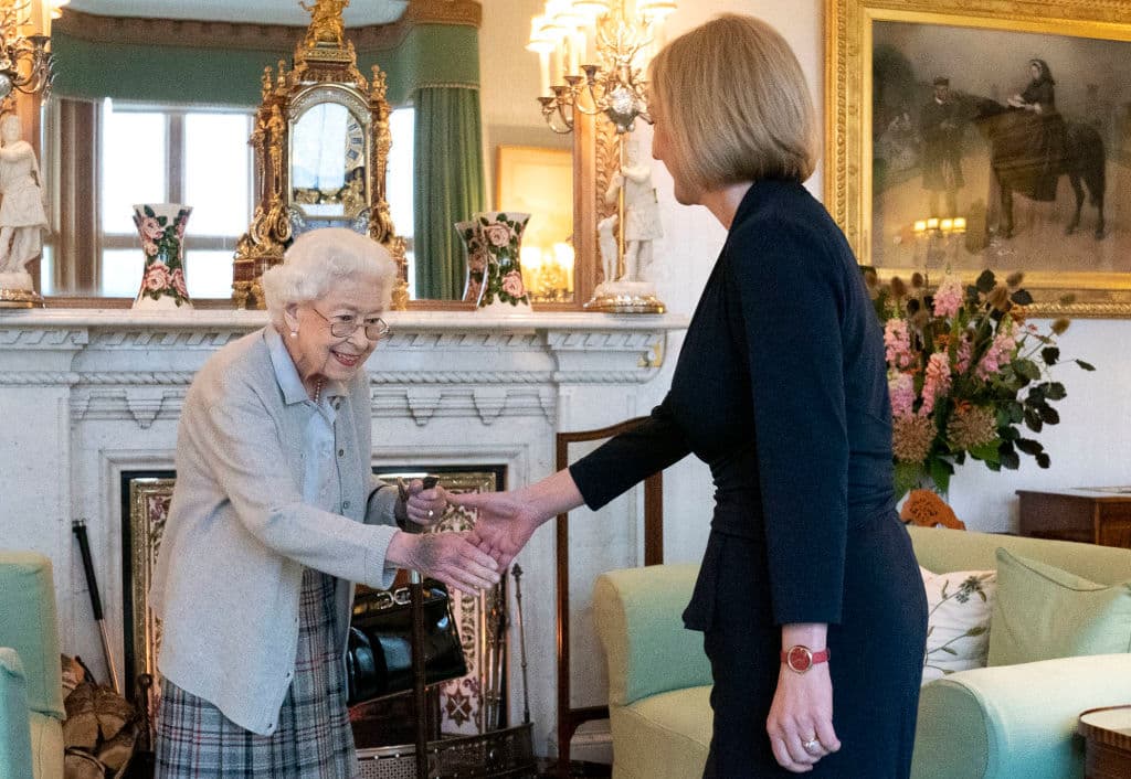 <b>El extraordinario reporte de la preocupación de los médicos. </b>El primer fin de semana de septiembre, la reina no estuvo en los Juegos de las Highland de Escocia, un importante evento que se celebra cerca de Balmoral, el castillo al que suele acudir al final del verano. Sí que estuvo en el acto de nombramiento de Liz Truss como primera ministra, la décimo quinta de su reinado. Pero tuvo que hacerlo en su residencia escocesa al no estar en condiciones de viajar a Londres. Al día siguiente, canceló por consejo médico su participación en la reunión virutal del Privy Council, un grupo de asesores de la monarca. Y este jueves, el Palacio de Buckingham emitió el extraordinario reporte de que el preocupante estado de su salud había aconsejado ponerla bajo supervisión médica.