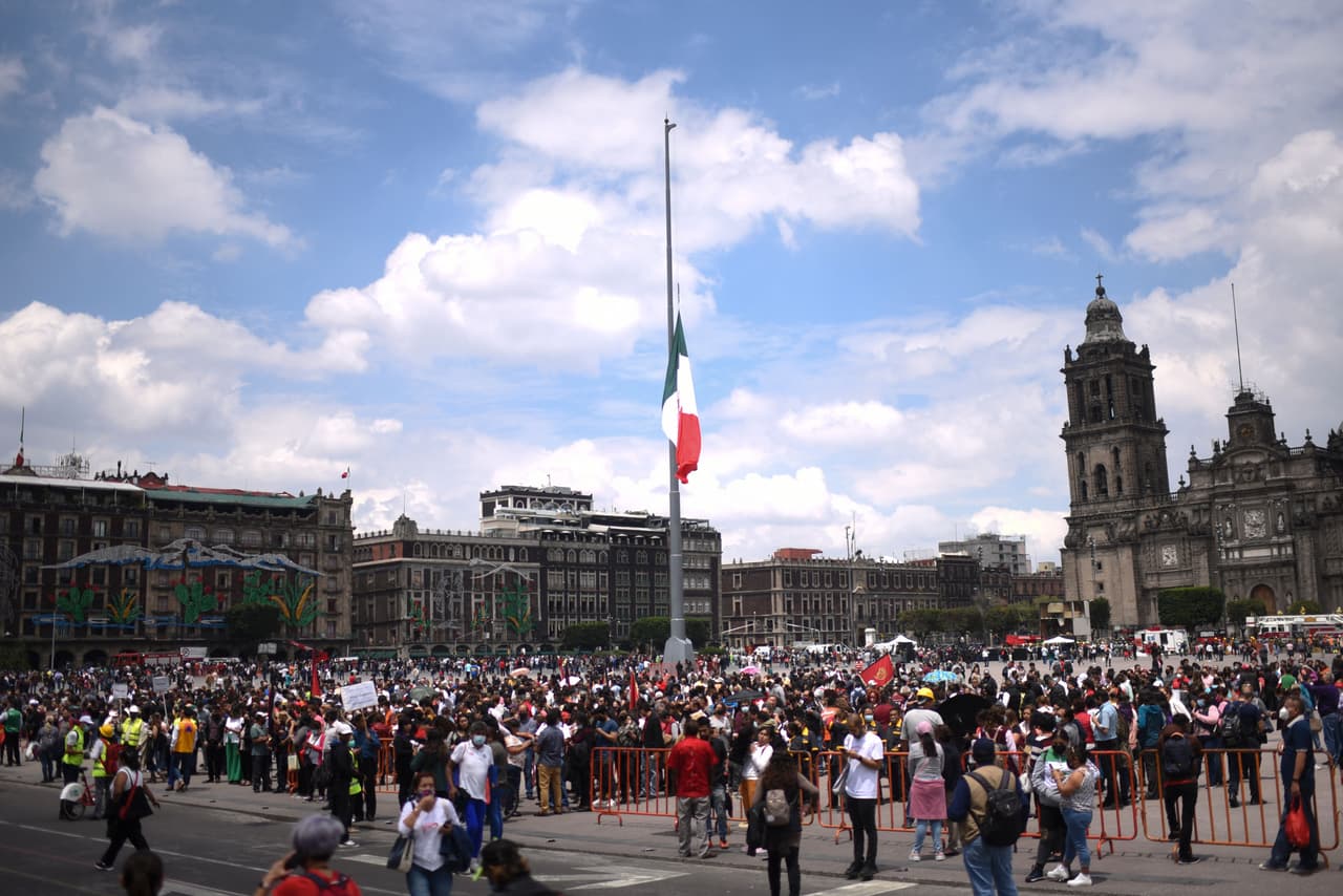 La gente también se concentró en el Zócalo luego del terremoto.