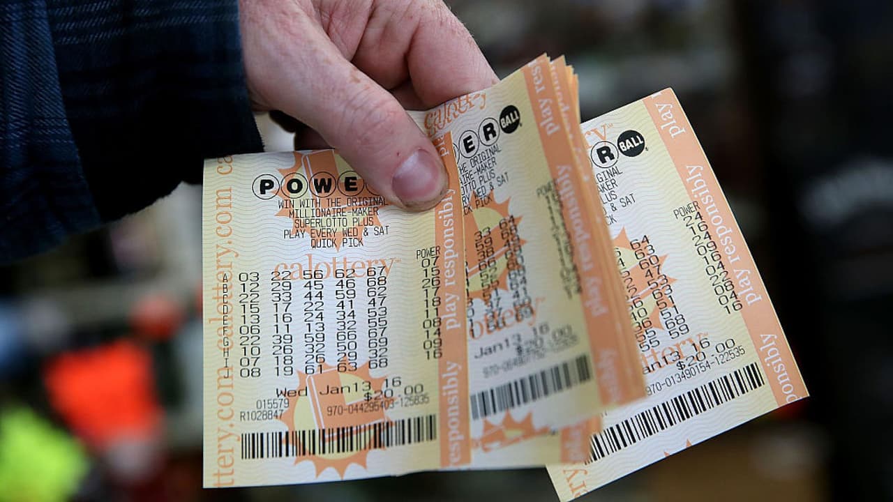 El premio mayor del Powerball ha puesto a soñar a millones de personas que tienen la esperanza de llevarse este lunes el acumulado de $1,000 millones. El asesor financiero David Rivas aconseja al afortunado mantener la discreción, no sobrepasarse en la alegría, buscar un asesor financiero y "planificar su nueva vida de una forma fría y calmada". 
<b>Lee aquí más información sobre <a href="https://www.univision.com/noticias/estados-unidos/sorteo-powerball-sin-ganadors-premio-mayor-sabado-29-octubre-2022 " target="_blank">el sorteo del Powerball que acumula 1,000 millones de dólares</a></b>.
<a target="_blank" href="https://www.univision.com/noticias/estados-unidos/sorteo-powerball-sin-ganadors-premio-mayor-sabado-29-octubre-2022"> </a>