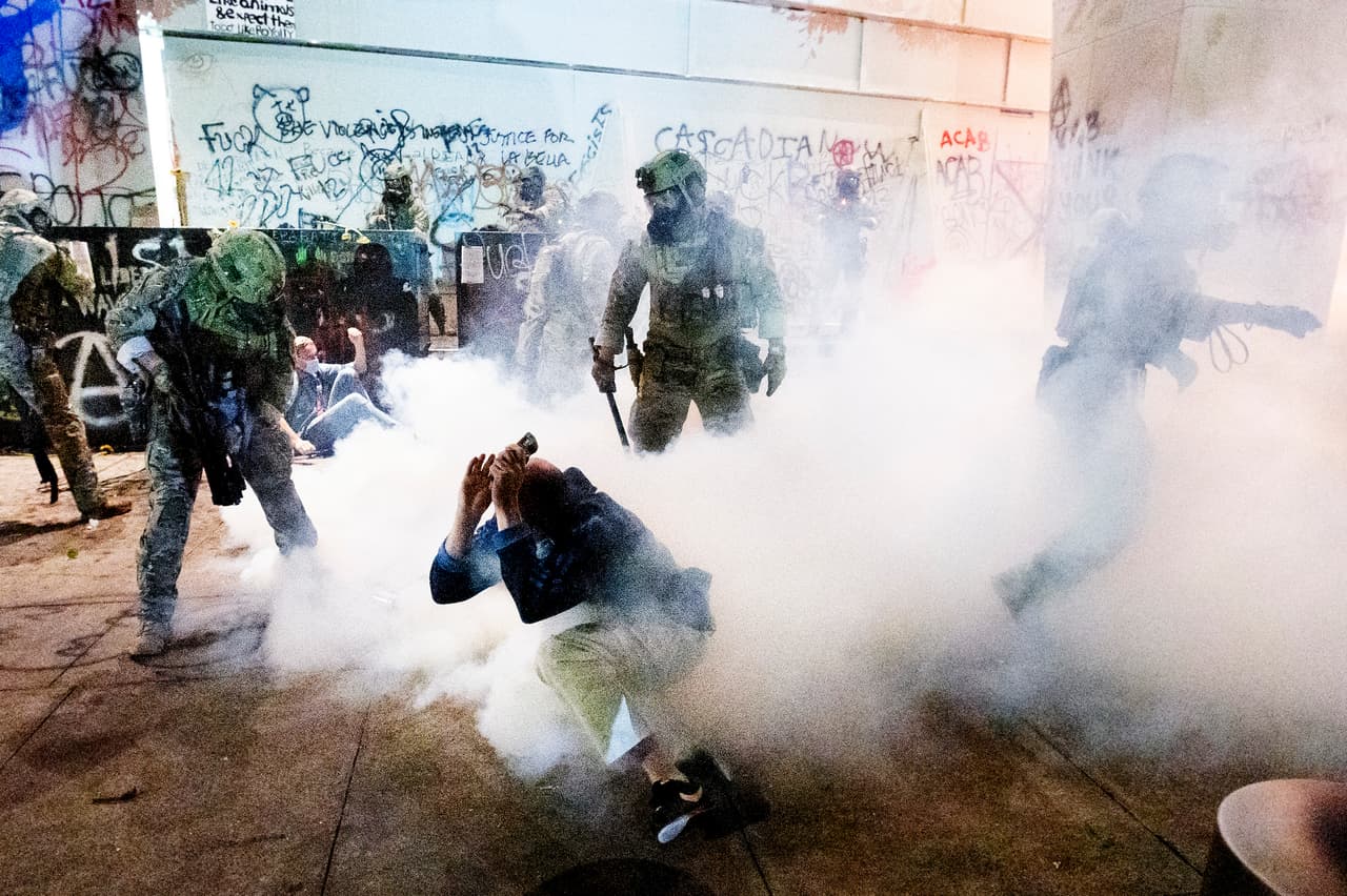 El encuentro entre agentes federales y manifestantes en medio de una nube de gas lacrimógeno el 22 de julio. La decisión del gobierno de 
<a href="https://www.univision.com/temas/donald-trump">Donald Trump</a> de enviar estas fuerzas sin autorización de las autoridades locales ha sido criticada por Wheeler y otros mandatarios regionales.