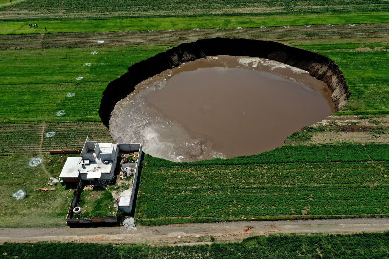 <b>Un misterioso socavón en el centro de México </b>
<br>
<br>A principios de junio, un enorme agujero se formó en Zacatepec, estado de Puebla. Se originó con solo cinco metros de diámetro, en solo 24 horas superó los 30 metros y continuó hasta tragarse una casa. Desde su aparición, los científicos han realizado una serie de estudios para determinar las causas y han logrado determinar varias hipótesis. Entre ellas está la presencia de un río subterráneo o de volcanes o 
<a href="https://www.univision.com/noticias/trending/por-que-se-formo-el-socavon-en-mexico-hipotesis-podrian-explicar-sus-causas"><u>fallas geológicas que estén afectando las capas superiores del suelo</u></a>.