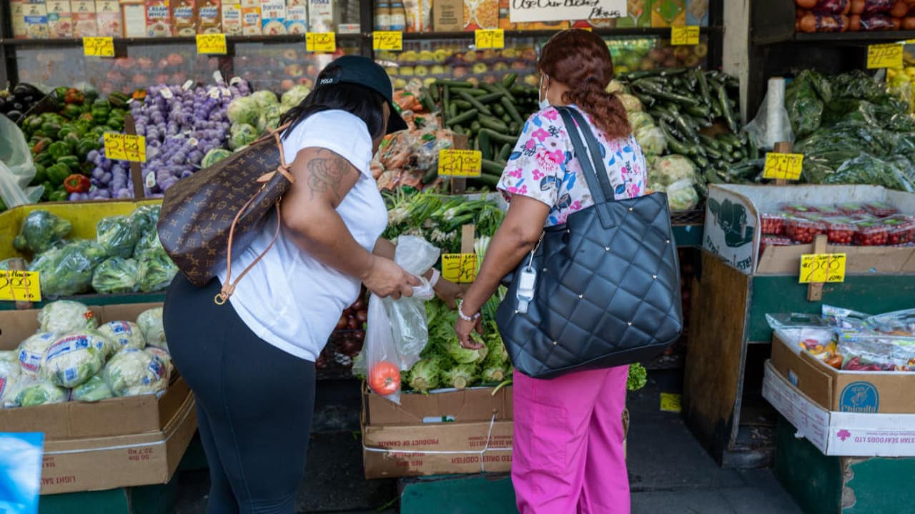 <b>Mira también:</b> Debido a los altos precios, muchas familias están comenzando a posponer gastos no esenciales como viajes, cenas en restaurantes y visitas a salones de belleza. En mayo las ventas minoristas bajaron por primera vez en 2021, junto a las transacciones de autos y pasajes aéreos. El economista Carlos Guamán asegura que "al dejar de consumir, definitivamente vamos a tener una contracción económica que nos puede llevar a una recesión". 
<b>Más información en <a href="https://www.univision.com/noticias" target="_blank">Univision Noticias</a></b>.