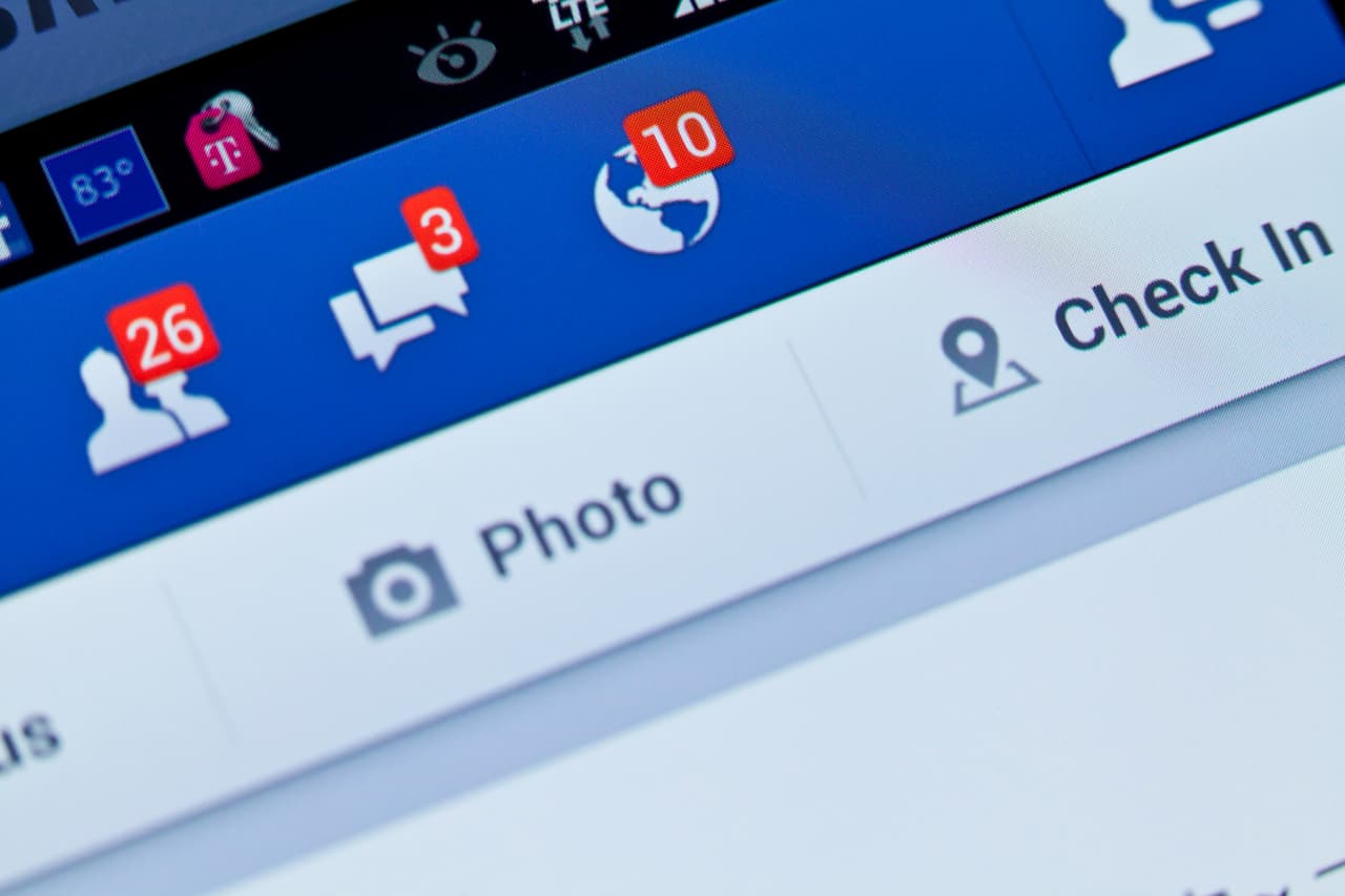 <b>Facebook</b>
<br>
<br>Los usuarios de esta red social comparten 240,000 fotos por minuto y Facebook Live, su servicio de transmisión de video en directo, recibe 44 millones de vistas cada 60 segundos. Todos las ganacias que genera su compañía matríz, 
<a href="https://www.univision.com/noticias/estados-unidos/mark-zuckerberg-cambio-nombre-facebook"><u>ahora llamada Meta</u></a>, suman unos 213,000 dólares por minuto.