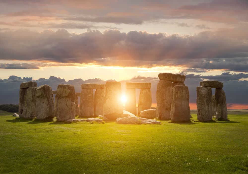 ¡Llegó el solsticio! La Tierra da la bienvenida a esos momentos del año en los que el Sol alcanza su mayor o menor altura aparente en el horizonte, y la duración del día o de la noche son las máximas del año. El solsticio ocurre dos veces al año y marca el cambio de estación. Del 20 o el 21 de junio, indica el verano en el hemisferio norte y luego señalará el invierno en el sur, entre el 21 o el 22 de diciembre de cada año.