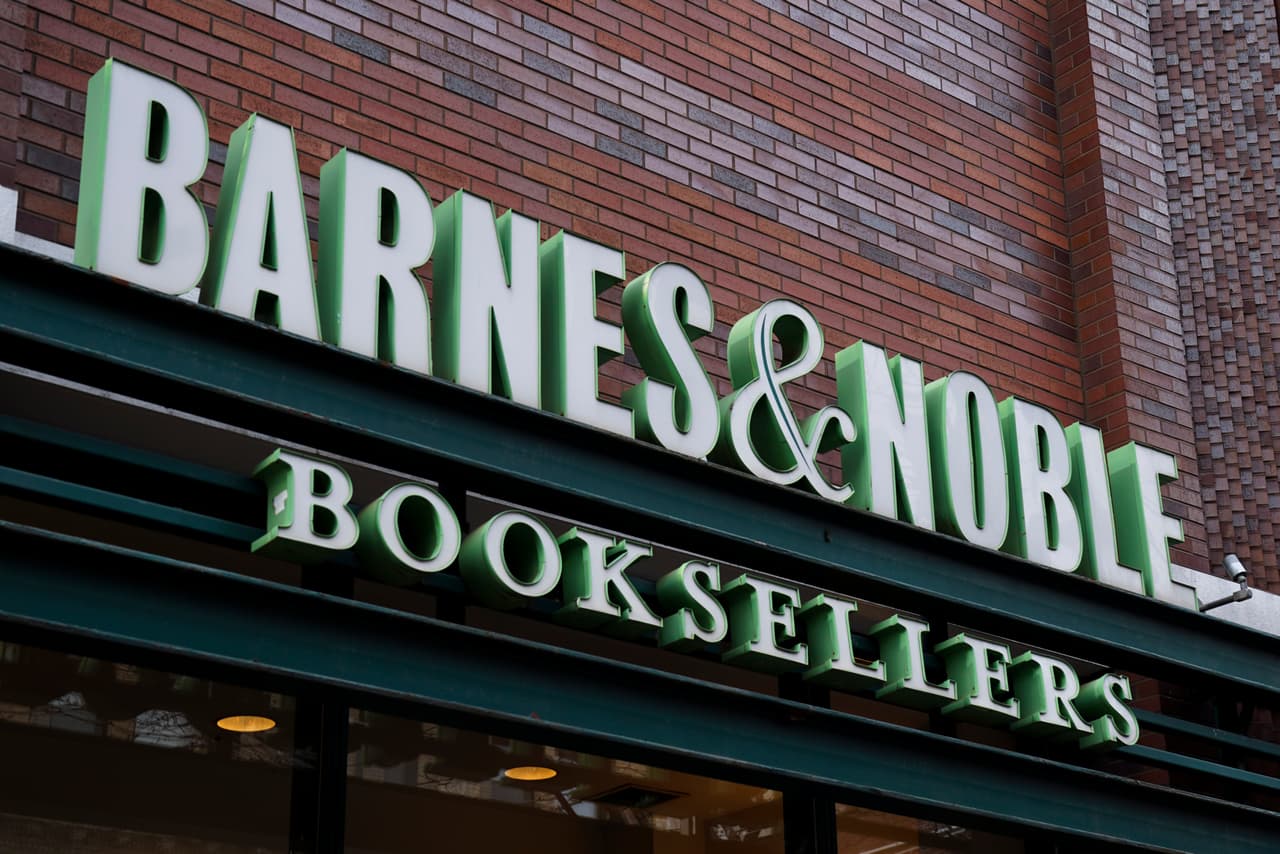 Barnes & Noble 
<a href="https://www.barnesandnoble.com/h/customer-update-on-covid-19" target="_blank">ahora se requiere</a> que los clientes usen cubiertas faciales.