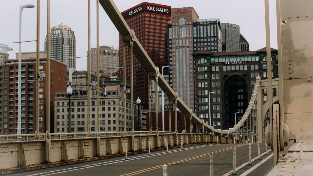 El área también está atrayendo a grandes corporaciones que buscan instalarse. Los trasplantes se sorprenden al encontrar un centro de tecnología y educación en la región. Un aumento en las oportunidades laborales ha convertido a Pittsburgh en un lugar atractivo para familias y graduados.