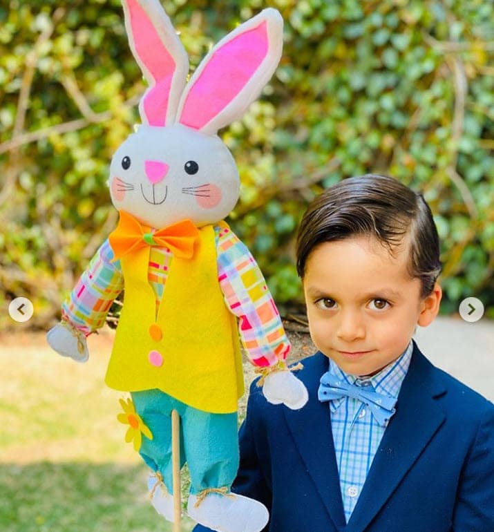 En cambio, sobre León mencionó que 
<b><a href="https://www.univision.com/famosos/jorge-salinas-y-su-hijo-leon-son-identicos-estas-son-las-fotos-que-lo-demuestran-fotos" target="_blank">"es igualito a Jorge"</a></b>: "Siento que tiene esa sensibilidad de Jorge, ese 'charming' (encanto), es guapo de naturaleza, se sabe encantador". 
<br>