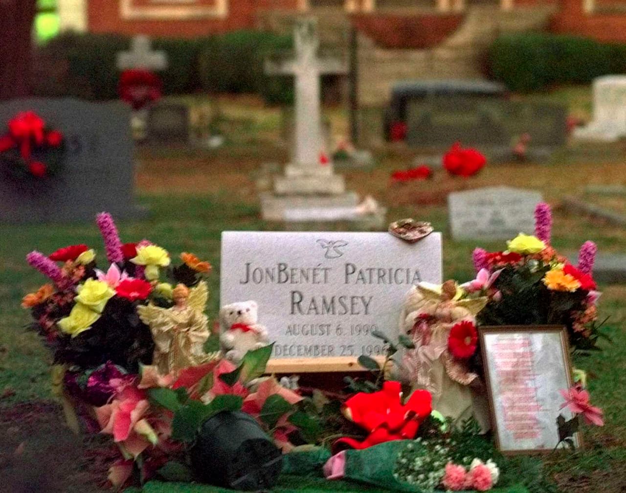 Flores, fotografías y animales de peluche adornan la tumba de 
<b>JonBenét Patricia Ramsey el 26 de diciembre de 1997 en el cementerio de la iglesia episcopal St. James en Marietta, Georgia.</b> La niña de 6 años fue encontrada muerta en el sótano de la casa de su familia en Boulder, Colorado, el 26 de diciembre de 1996. Su muerte fue declarada homicidio, pero nadie fue acusado en el caso.