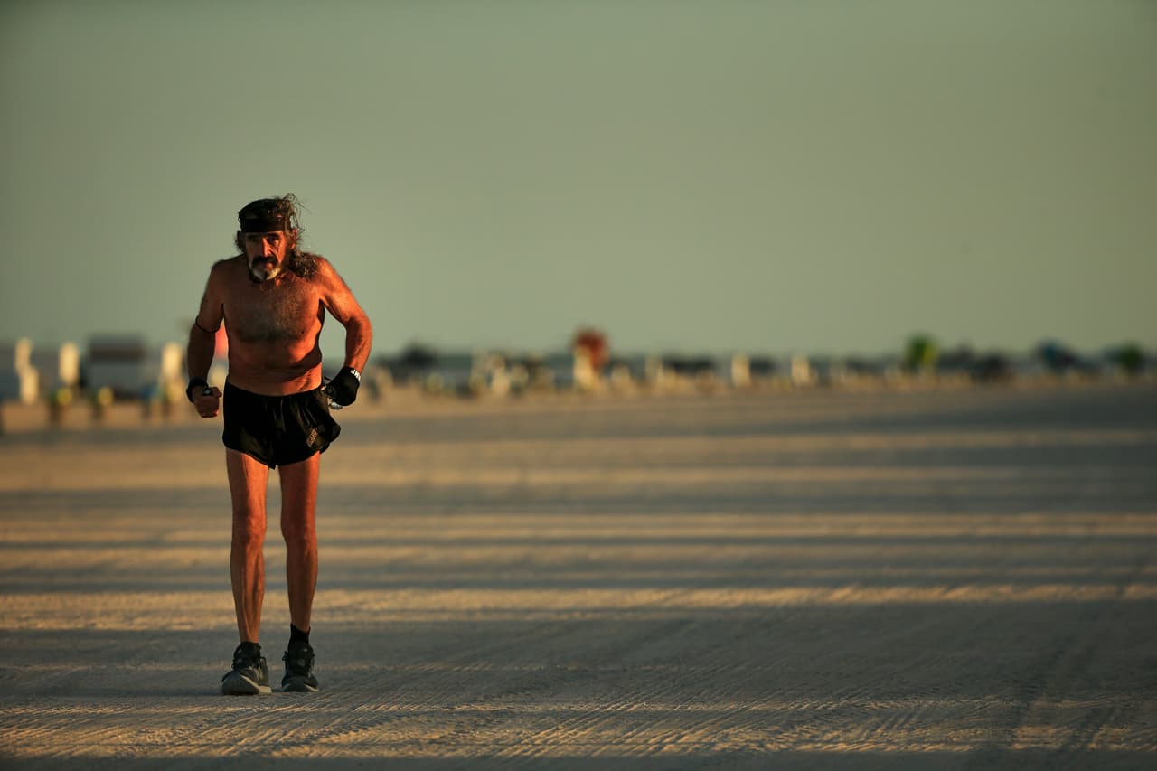 Robert “El Cuervo” (Raven) Kraft corre 8 millas todos los días desde el año 1975, lo ha hecho en medio de 
<a href="https://www.univision.com/noticias/fenomenos-naturales/huracanes">huracanes,</a> con neumonía y muchos dolores; y lo sigue haciendo durante la 
<a href="https://www.univision.com/local/miami-wltv/ciudad-de-miami-declara-estado-de-emergencia-por-el-coronavirus-y-alcalde-se-somete-a-cuarentena">cuarentena </a>y el 
<a href="https://www.univision.com/local/miami-wltv/alcalde-de-miami-dade-pide-a-los-negocios-esenciales-cumplir-la-medida-de-distanciamiento-social-video">distanciamiento social</a> ordenado para contener la propagación del 
<a href="https://www.univision.com/temas/coronavirus">coronavirus</a>. 
<br>