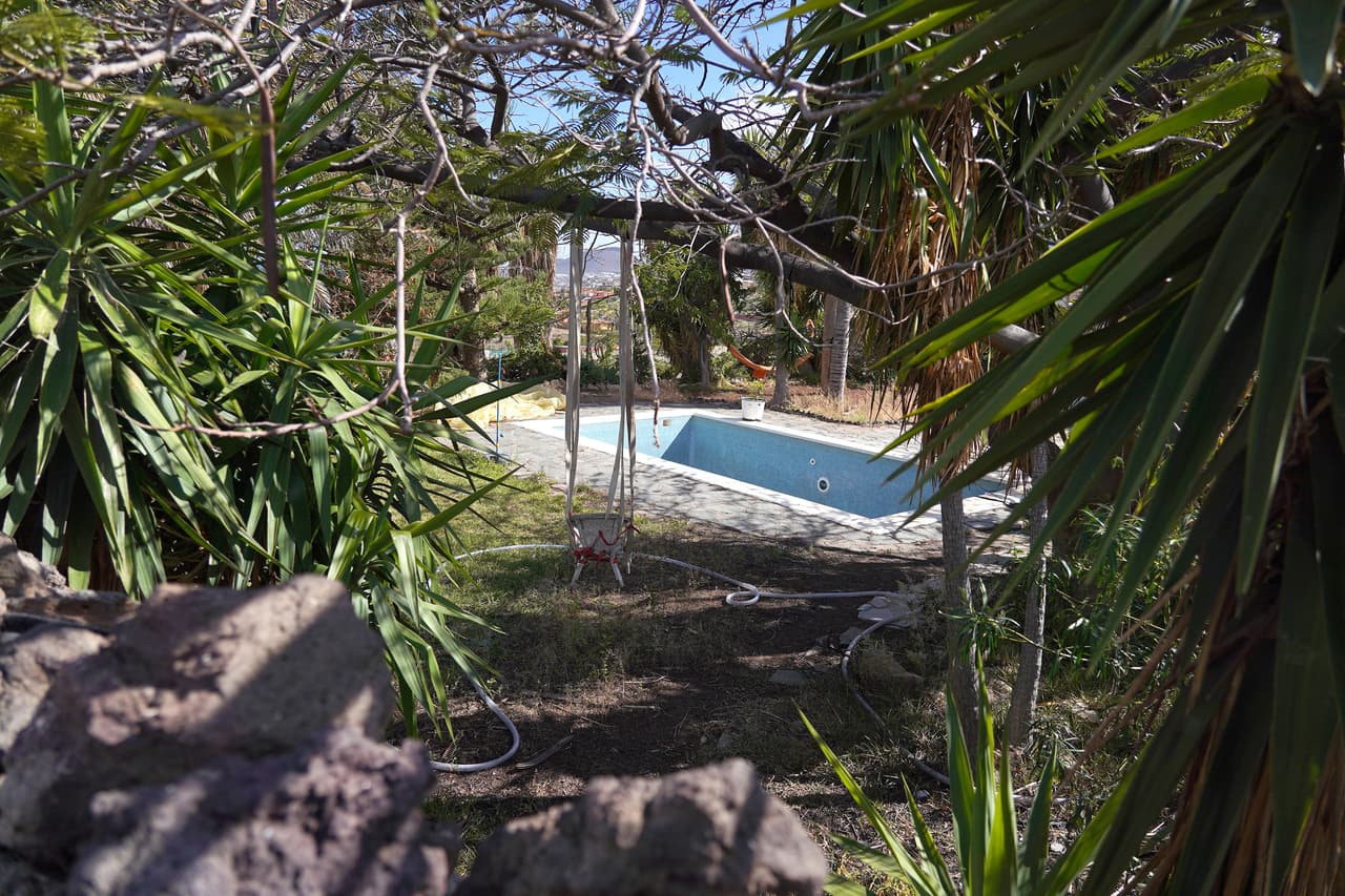 Un día después, el 30 de abril, las autoridades comenzaron a registrar la casa del hombre, a la que había llegado con sus hijas antes de ir al puerto deportivo. En la vivienda de Gimeno, quien pertenece a una familia adinerada de la región, las autoridades 
<b>no pudieron encontrar nada concluyente para saber el paradero de las niñas.</b>
<br>