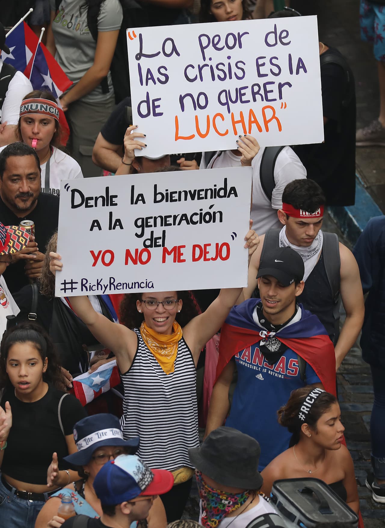 Esos jóvenes fueron bautizados en una canción de Bad Bunny, Residente e iLe como 
<b><a href="https://www.univision.com/noticias/estados-unidos/la-generacion-del-yo-no-me-dejo-los-jovenes-en-el-corazon-de-las-protestas-que-provocaron-la-renuncia-de-rossello">la generación del ‘yo no me dejo’</a></b>: 
<i>Ya no nos coges de pendejo/ Eres un corrupto que de corrupto coge consejos/ Arranca pal’ carajo y vete lejos/ Y denle la bienvenida a la generación del ‘yo no me dejo’, </i>dice una de las estrofas de ‘Afilando los cuchillos’.