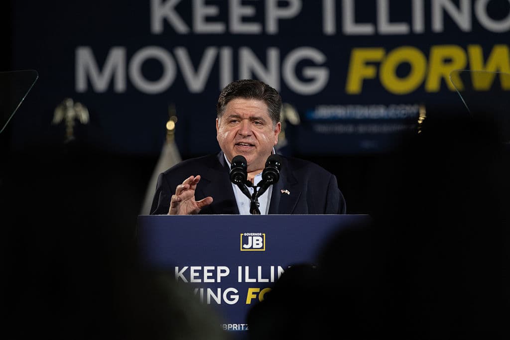 Durante su mensaje, JB Pritzker se refirió al presidente Trump como un "narcisista megalómano", lo que significa que padece delirios de grandeza y de omnipotencia.