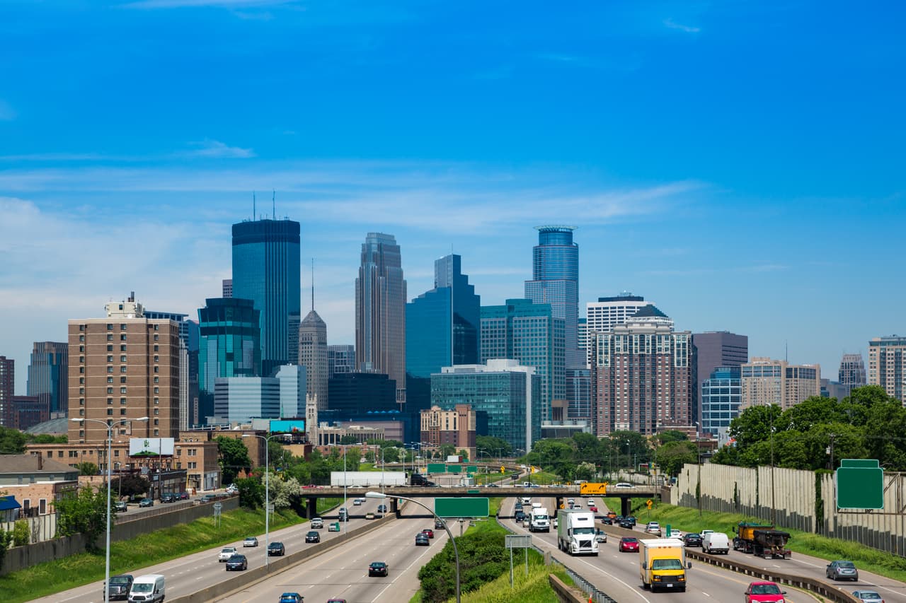 <b>Puesto 18. Minneapolis, Minnesota.</b>
<br>
<br>Precio promedio de una residencia unifamiliar: 299,000 dólares.
<br>Renta mensual: 1,825 dólares.
<br>Cuota inicial del 20% para hipoteca: 59,800 dólares.
<br>Pago mensual de la hipoteca (luego del 20% de inicial): 1,425 dólares. 
<br>Diferencia entre alquiler e hipoteca mensual: 400 dólares.
<br>Ahorro al comprar en lugar de alquilar: 4,800 dólares al año.
