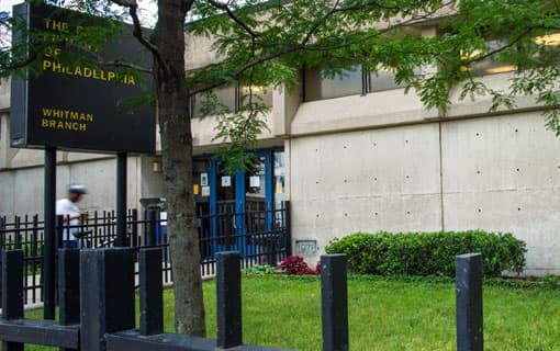 <b>Whitman Library</b>
<br>200 Snyder Avenue
<br>Philadelphia, PA 19148-2620
<br>215-685-1754
<br>
<br>La 
<a href="https://libwww.freelibrary.org/locations/whitman-library" target="_blank">sucursal de Whitman</a> abrió el 24 de enero de 1977. Se renovó en 2000. Cuando visite la biblioteca, mire en la sala de reuniones para ver escenas del sur de Filadelfia pintadas por el conocido acuarelista de Filadelfia Howard N. Watson.
<br>