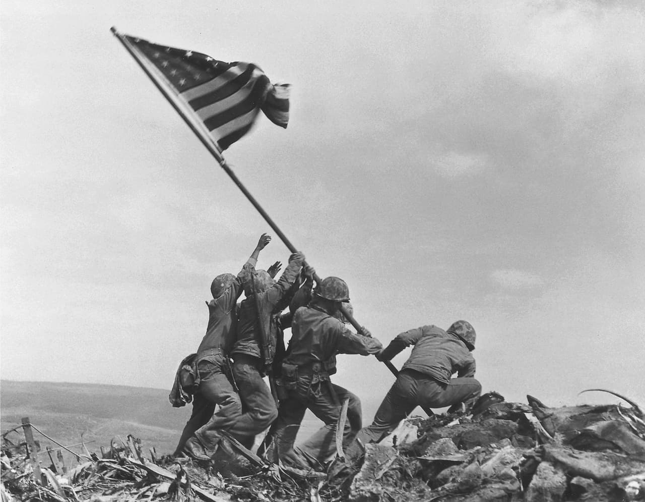 Una de las fotografías más icónicas es esta de los marines estadounidenses levantando la bandera nacional en Mt. Suribachi, Iwo Jima, el 23 de febrero de 1945. 
<b>La batalla de Iwo Jima</b> fue uno de los combates más sangrientos de la Segunda Guerra Mundial, entre Estados Unidos y el Imperio de Japón.
