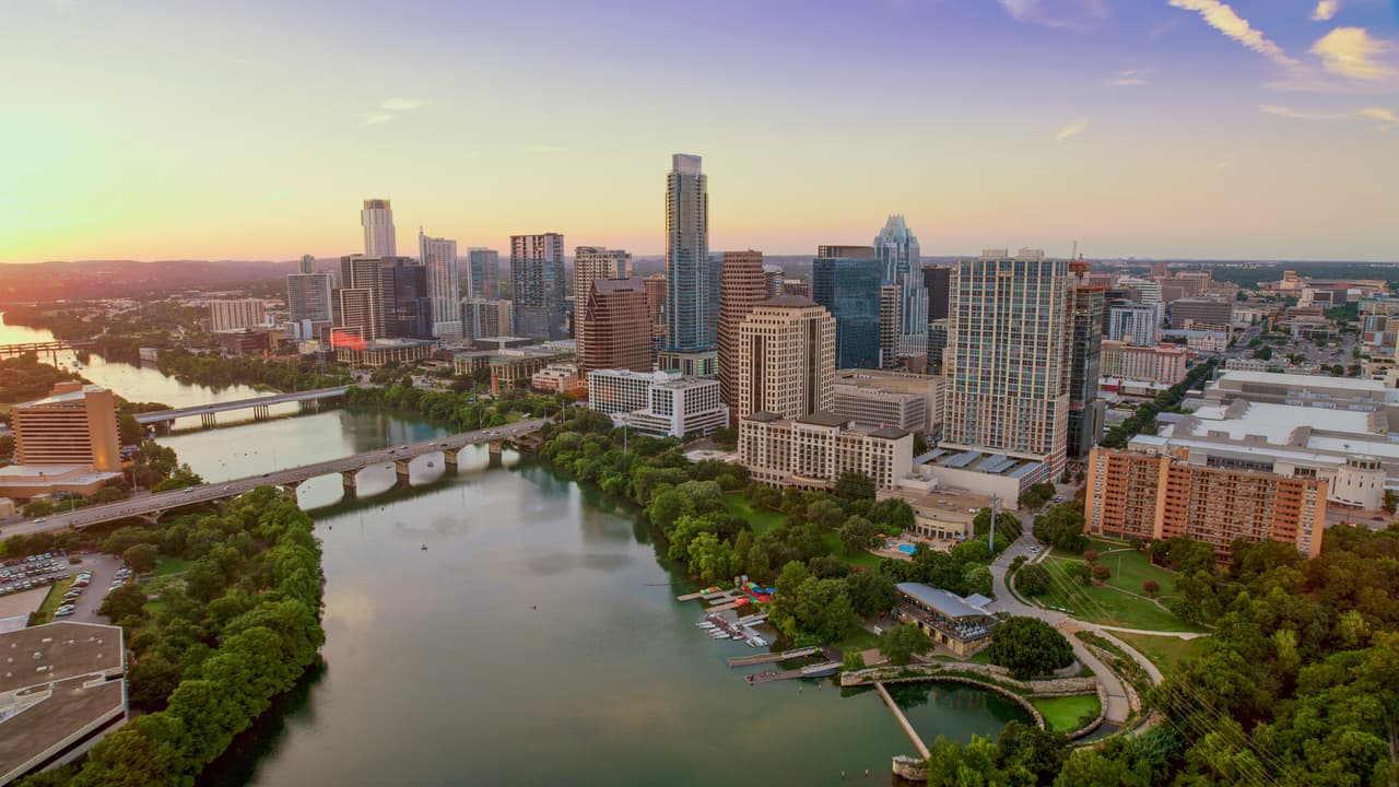 <b>7. </b>En 
<b>Austin, Texas</b>, a pesar de haber recibido una fuerte migración de personas relacionadas a la industria tecnológica, en el último trimestre de 2022 los precios bajaron un 1.3% en comparación al mismo periodo del año anterior.