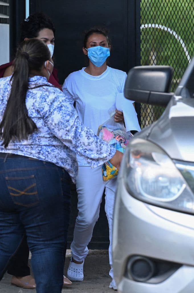 Vestida de blanco, Sara estuvo acompañada por miembros de su familia y su abogada Karla Vaquerano, del grupo de defensa del derecho al aborto 
<a href="https://agrupacionciudadana.org/sara-enfrenta-nuevamente-el-ensanamiento-judicial-de-la-fiscalia-general-de-la-republica/" target="_blank">ACDATEE</a>.