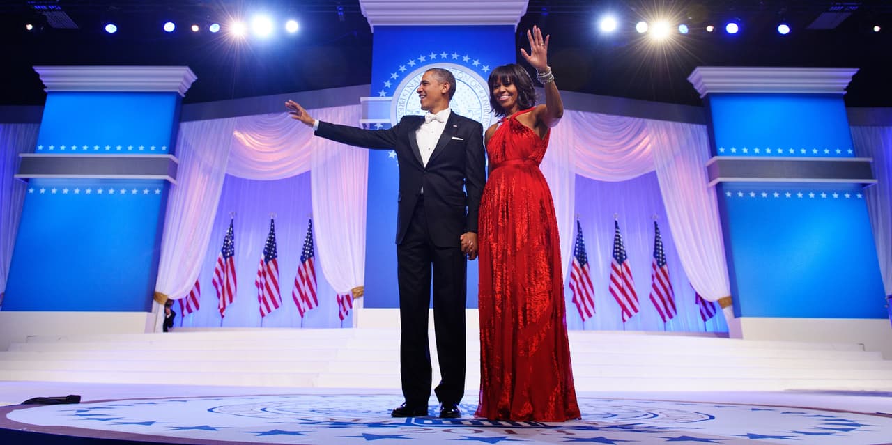 En su segundo baile inaugural en 2013, Michelle Obama, que ya gozaba del beneplácito de la prensa de moda, eligió de nuevo, como es costumbre para este evento, un diseñador americano. 
<b>Jason Wu</b> le creó a la medida un vestido color rubí con apliques de diamantes. Sus zapatos fueron de 
<b>Jimmy Choo</b>.