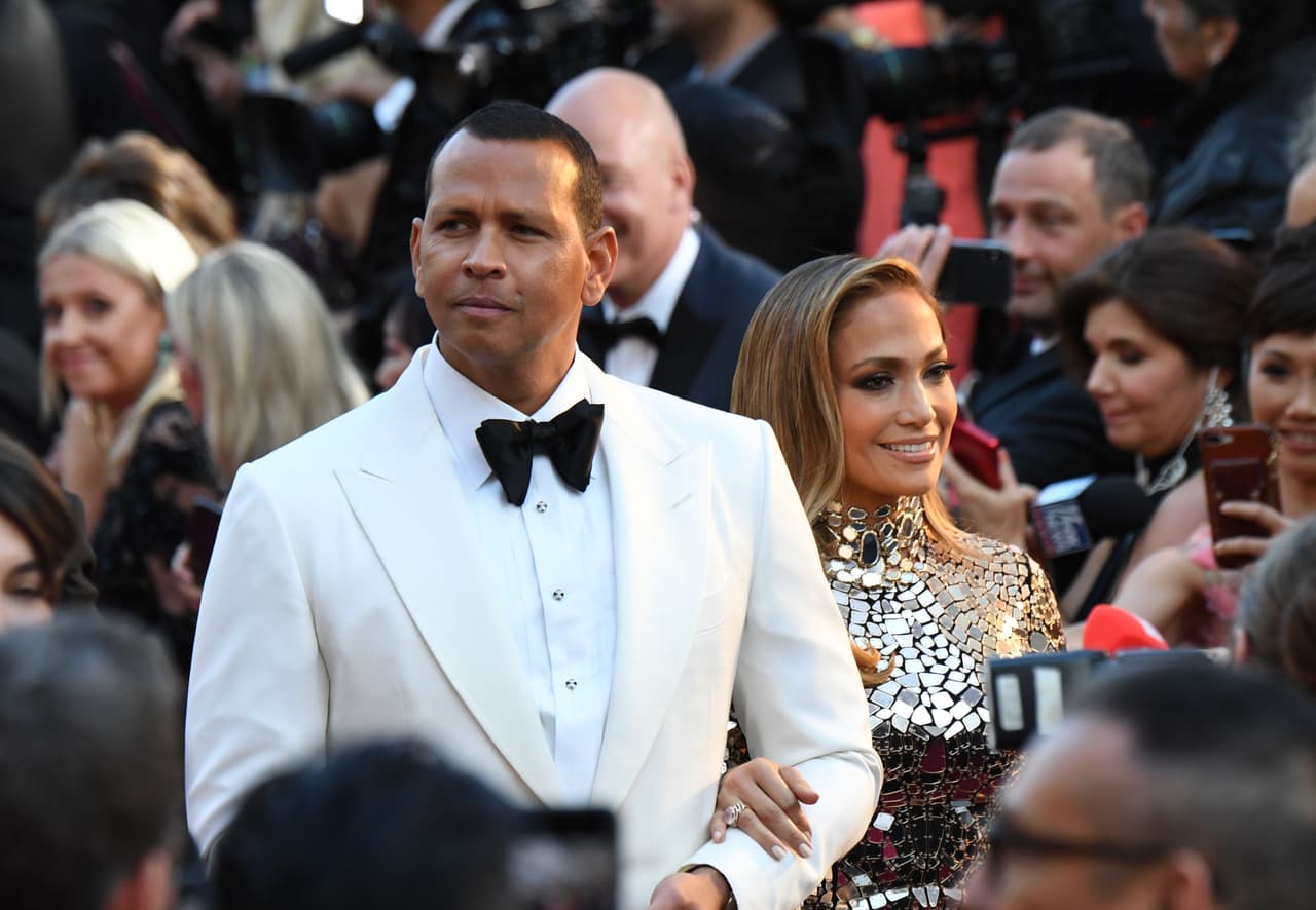 Ella tiene a su cargo a los gemelos Max y Emme de 13 años que tuvo con su exmarido Marc Anthony, mientras que él cuida a sus hijas Ella, de 12 años, y Natasha, de 16, que tuvo con su ex esposa Cynthia Scurtis.
<br>