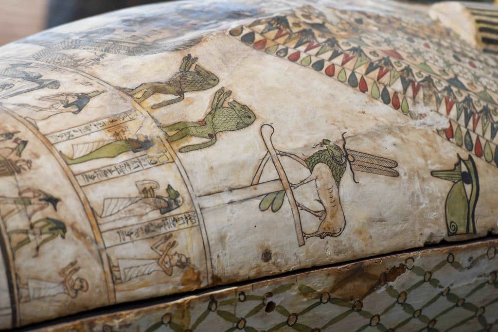 En la imagen se pueden apreciar detalles de estos sarcófagos, encontrados en un excelente estado de conservación.