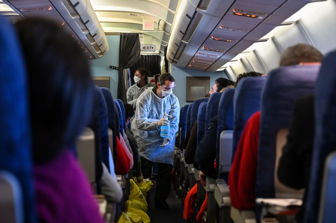 Retamal y sus compañeros salieron de Wuhan a finales de enero y logró tomar una de las primeras fotografías de un vuelo comercial siendo desinfectado. “Salimos el 31 de enero utilizando la única salida posible: un vuelo de evacuación francés que nos sacó de China con otras 251 personas. Luego nos pusieron en cuarentena durante dos semanas cerca de Marsella, en un centro turístico de la costa mediterránea”.