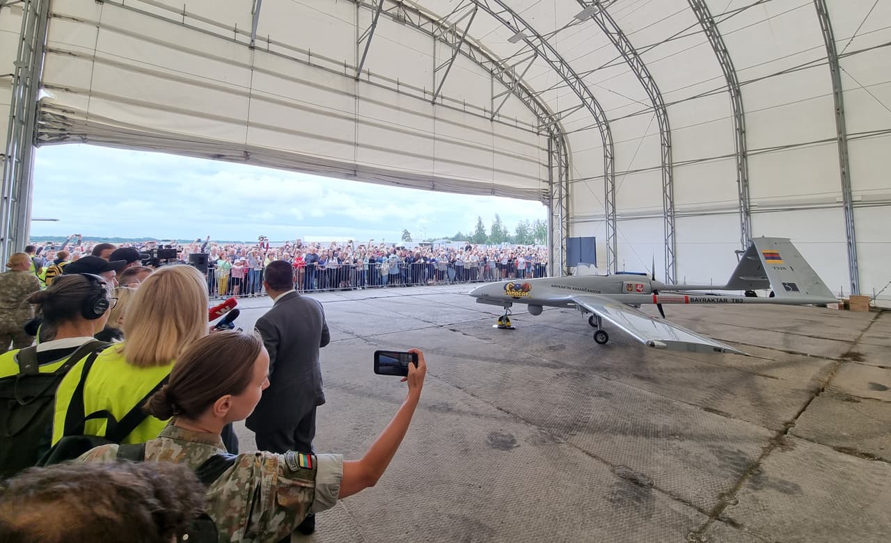 Los lituanos recaudaron seis millones de euros para adquirir un dron militar turco TB2 para Ucrania. La empresa turca Baykar, en cambio, regaló el dron. El dron fue entregado el 6 de julio de 2022 a Lituania.