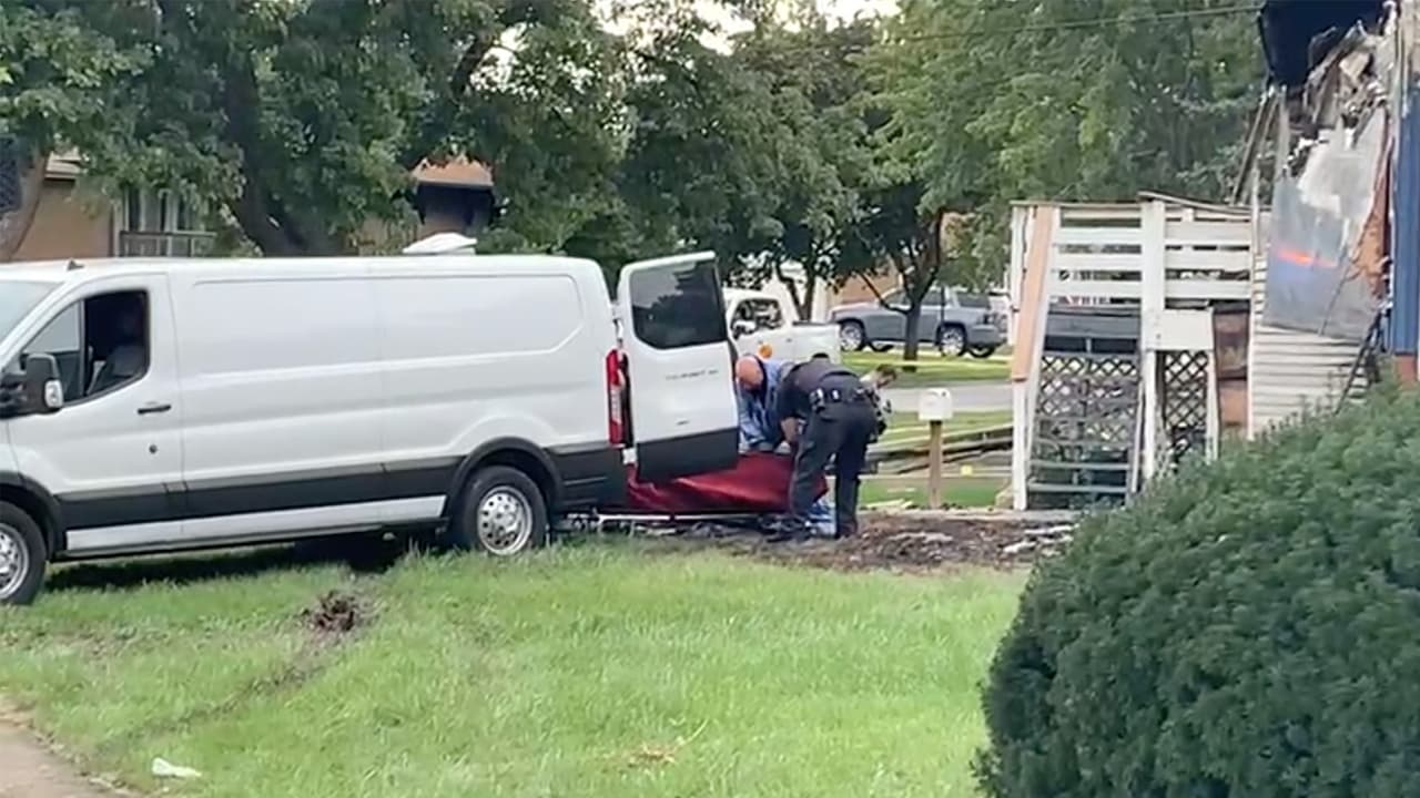 Horas después, autoridades confirmaron las versiones de algunos vecinos, quienes refirieron que las víctimas eran todo miembros de una misma familia. Y fueron identificadas como 
<b>Emilio y Briana Rodríguez</b>, y su madre, 
<b>Lupe Gómez</b>. El padre, 
<b>Carlos Gómez</b>, fue señalado como el presunto agresor.