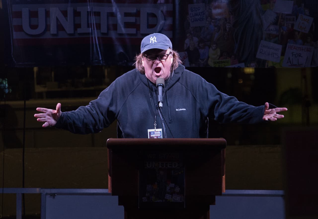 El director de documentales Michael Moore, quién anticipó en 
<a href="http://http://michaelmoore.com/trumpwillwin/">una columna de opinión </a>el triunfo de Donald Trump en las elecciones también estuvo presente.