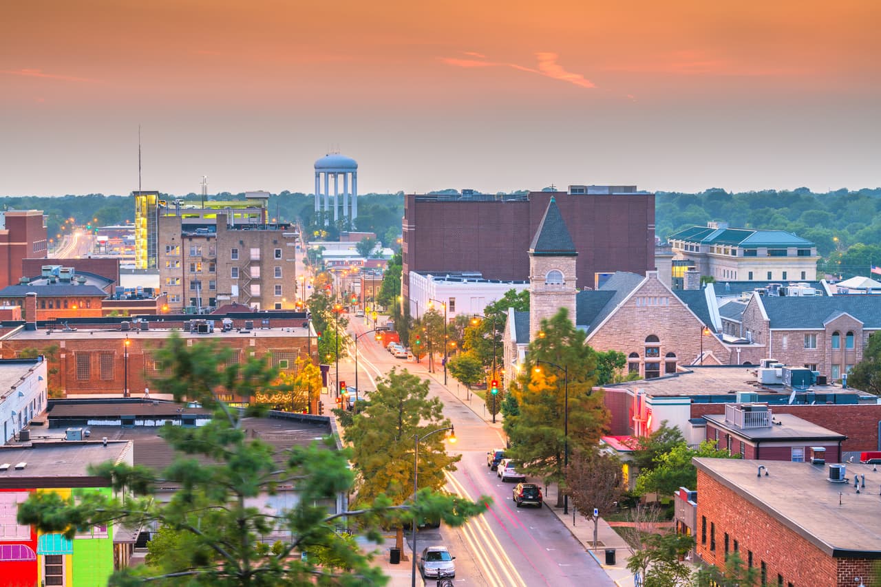 <b>Puesto 10: Columbia, Missouri. </b>La tasa de desempleo antes del coronavirus en esta ciudad era de 2.7%, más baja que la mayoría de las áreas metropolitanas. El viaje de ida y vuelta al trabajo es de dos horas y 58 minutos, el decimoctavo más corto entre las áreas metropolitanas.
<br>