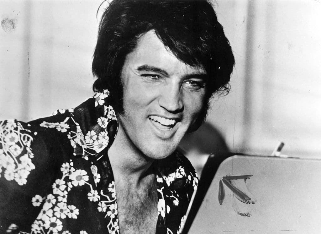<h2 class="cms-H2-H2">Elvis Presley</h2>
<br>
<br>El 'Rey del Rock', al parecer, vivió varios años con diabetes tipo 2, ya que solo 
<a href="https://www.univision.com/entretenimiento/famosos-que-murieron-jovenes-fotos">hasta su autopsia se supo</a> que tenía la enfermedadad, pues en vida lo ocultó siempre.