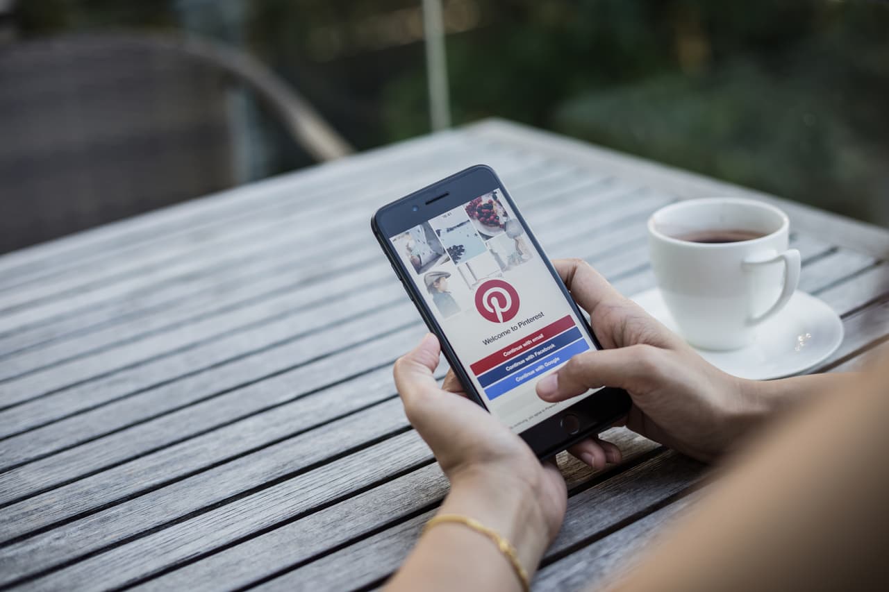 <b>Puesto 9. Pinterest.</b> La popularidad de esta red social con sede en California se disparó en los confinamientos y atrajo anunciantes relacionados con el comercio electrónico. Sus usuarios promedio mensuales aumentaron casi un 40% en el último trimestre del año pasado y sus ingresos casi el 60%. Su valor en el mercado se incrementó 291% en 2020.
<br>