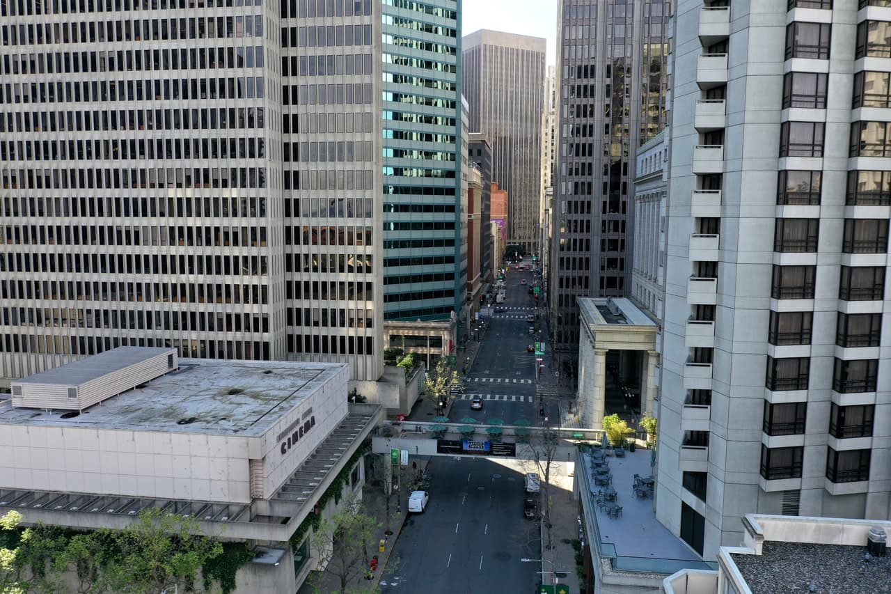 <b>Battery Street, en el distrito financiero.</b> El toque de queda regional operará de manera paralela al 
<a href="https://www.univision.com/local/san-francisco-kdtv/gobernador-de-california-anuncia-toque-de-queda-para-los-40-millones-de-residentes-del-estado" target="_blank">mandato estatal que el gobernador Gavin Newsom anunció el pasado 19 de marzo</a> y que obliga a los 40 millones de residentes de California a permanecer en sus casas. Su importancia es clara, pues los condados tienen la facultad de imponer reglas más estrictas y modificar las clasificaciones de negocios esenciales.