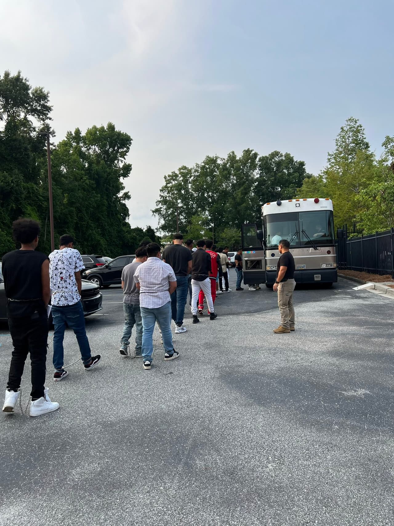 En la red social X, ERO 
<b>Atlanta</b> publicó una fotografía del operativo en Charleston, Carolina del Sur.
<br>
<br>“Los agentes del ICE tomaron medidas: arrestaron a varios inmigrantes indocumentados en un operativo en Charleston. Actualmente, se encuentran en proceso de deportación. Hacer cumplir la ley migratoria no es opcional; es esencial para la seguridad pública”, indicó la agencia.