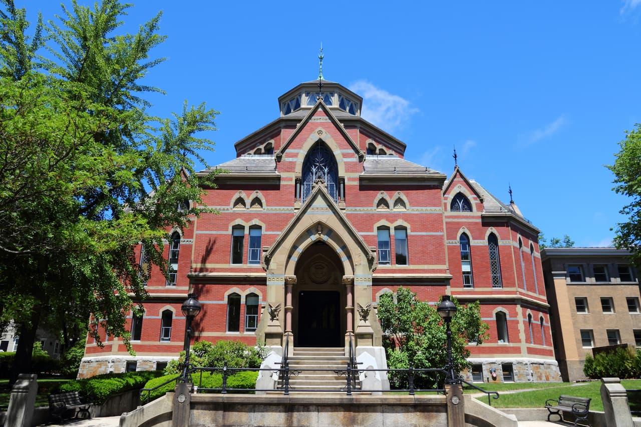 La presidenta de Brown University, Christina Paxson, y el rector de la universidad, Richard Locke, aseguraron que se proporciona una mayor orientación a estudiantes indocumentados y apoyo a través del Colegio de Primera Generación y el Centro de Estudiantes de Bajos Ingresos. Además se ha garantizado
<b><a href="http://www.browndailyherald.com/2016/11/16/paxson-19-locke-17-brown-community-regarding-sanctuary/"> la eliminación de la distinción entre los solicitantes ciudadanos estadounidenses e indocumentados en el proceso de admisión</a>.</b> 
<b>No han aceptado autodenominarse como 'campus santuario'</b>, pero la universidad asegura "preocuparse profundamente por el bienestar de los miembros de la comunidad indocumentada o con estatus de DACA"
<b>.</b>