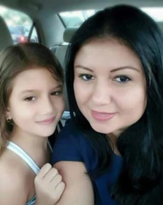 <h3 class="cms-H3-H3">Liliana y Daniela Moreno </h3>
<br>
<br>Luego de ver a esta madre e hija cerca de un Home Depot de Hialeah, Florida, el 30 de mayo de 2016, 
<b>ni sus amigos o familiares supieron más de ellas. </b>
<br>
<br>La mujer, de 42 años, y la pequeña, de 8, 
<b>están siendo buscadas por la Fuerza de Tareas contra Crímenes Violentos y Fugitivos del Sur de la Florida (SFVCTF) de la Oficina de Campo de Miami del FBI. </b>
<br>
<br>La agencia ha ofrecido 
<b>una recompensa de hasta 25,000 dólares</b> por información que conduzca a su paradero. 
<br>