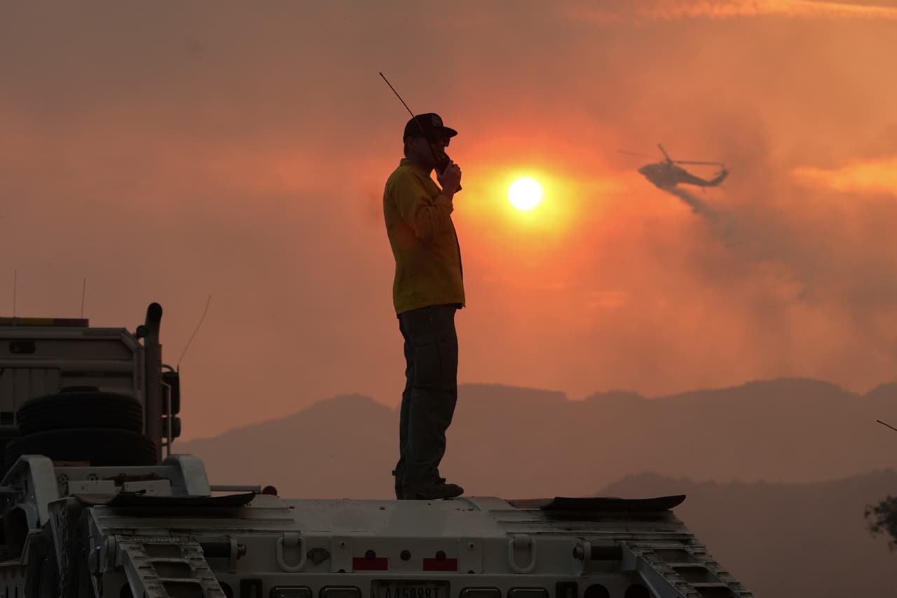 En las primeras horas de la emergencia, se reportaron fuertes vientos y condiciones climáticas adversas que dificultaron las labores de contención.
