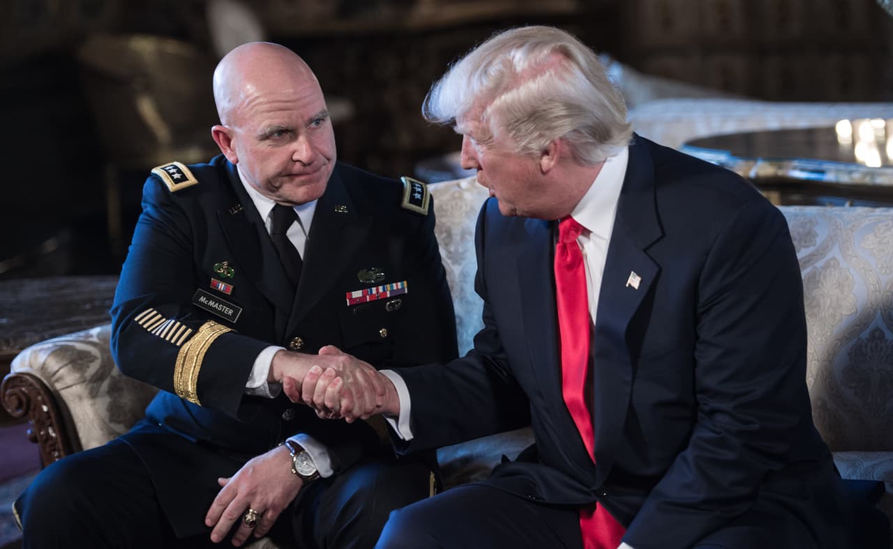 El presidente
<a href="https://www.univision.com/temas/donald-trump"> <u>Donald Trump</u></a> anunció el 22 de marzo desde su cuenta de Twitter que reemplazaría a su 
<b>asesor de Seguridad Nacional, el general</b> 
<b>H.R. McMaster,</b> por el diplomático de línea dura en política internacional, John Bolton. La fotografía McMaster junto al presidiente Donald Trump fue tomada en la residencia del presidente en Florida, Mar-a-lago, en febrero de 2017.