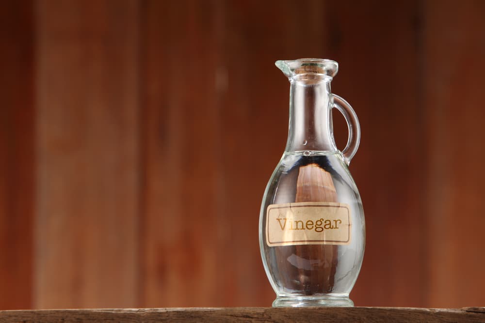 Enseguida, tomaremos un poco de vinagre blanco (excelente para eliminar energías negativas de todos lados) y llenaremos otro tercio del vaso con él.
