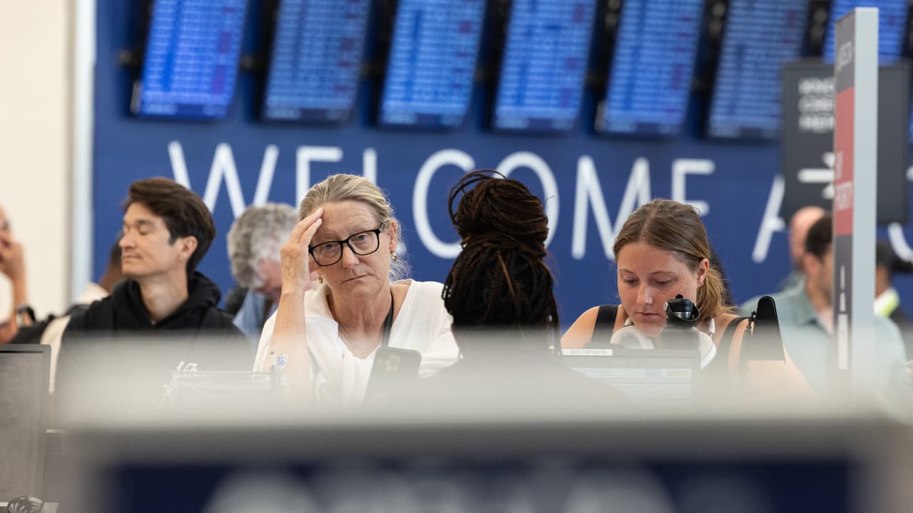 Caos aéreo persiste en la aerolínea Delta tras el fallo informático global