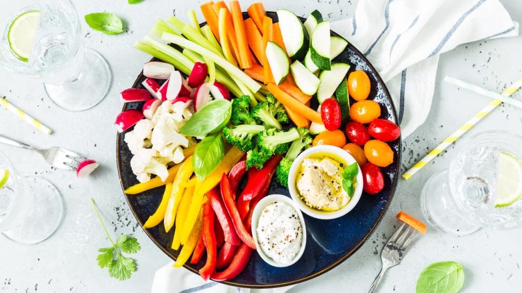 Como snack puedes comer la cantidad de verduras crudas que quieras acompañadas con una cantidad moderada de hummus.