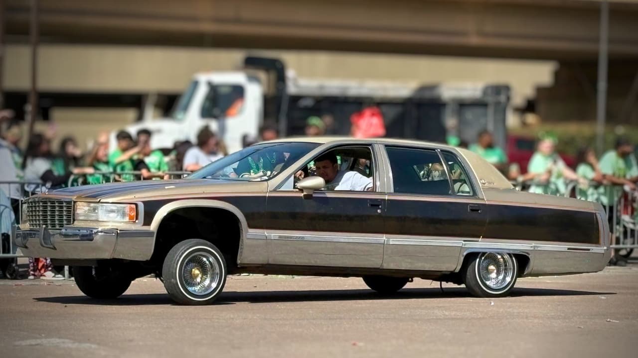 En video: El Festival del Día de San Patricio en Dallas, en Texas, 
<b>deslumbró con los lowriders, autos clásicos modificados que son un símbolo de la cultura chicana. </b>Estos vehículos, con sus impresionantes suspensiones hidráulicas y diseños artísticos, fueron el centro de atención, 
<b>destacando la creatividad y el legado de esta tradición.</b>