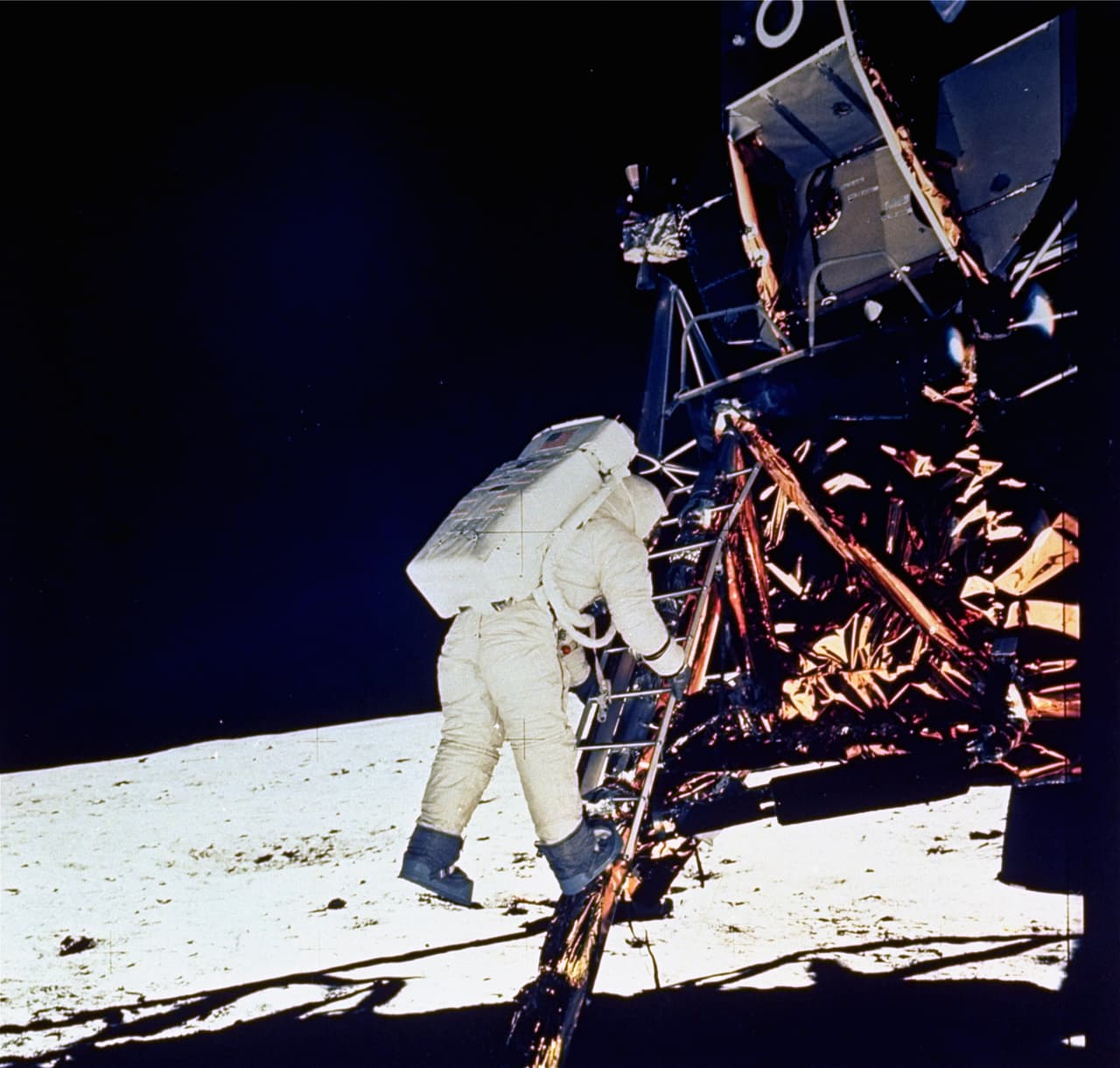 A las 4:17 PM (EST) del 20 de julio de 1969 alunizó el módulo lunar. Luego de unas horas de preparación, a las 10:56 PM (EST), Neil Armstrong puso su pie izquierdo sobre la superficie de la luna.